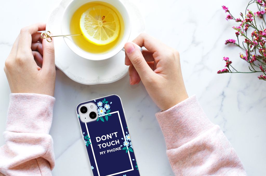 iPhone 15 Plus Silicone-hoesje Flowers Blue DTMP met 'DON'T TOUCH MY PHONE' design en een kopje thee.