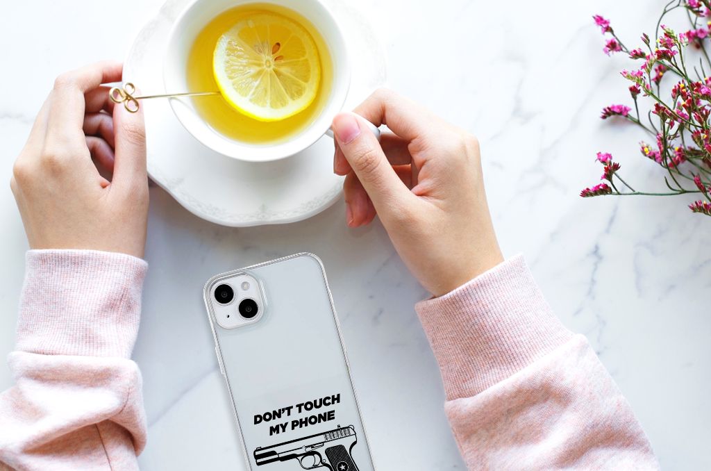 iPhone 15 Plus Silicone-hoesje Pistol DTMP met tekst 'DON'T TOUCH MY PHONE' en een glas citroen thee 🍋.
