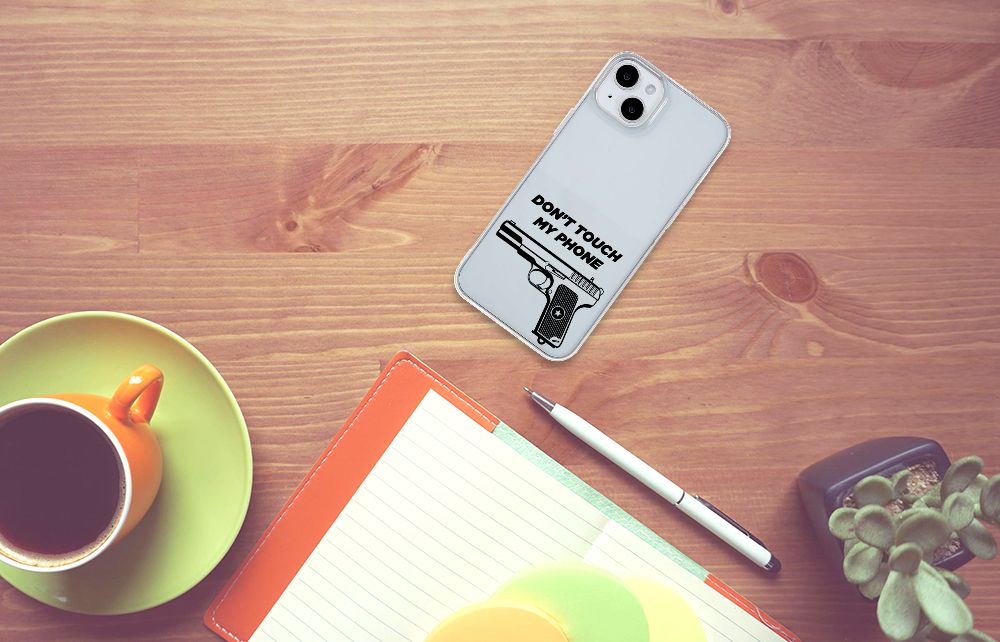 iPhone 15 Plus Silicone-hoesje Pistol DTMP met unieke print op een houten tafel.
