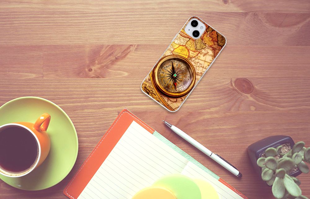 iPhone 15 Plus Siliconen Back Cover Kompas met kompasdesign op een bureau met een notitieboekje en een kopje koffie.