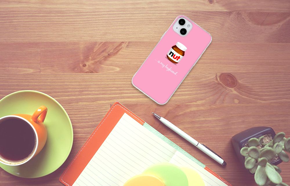 iPhone 15 Plus Siliconen Case Nut Boyfriend op een houten tafel met een kopje koffie en notitieboekje.