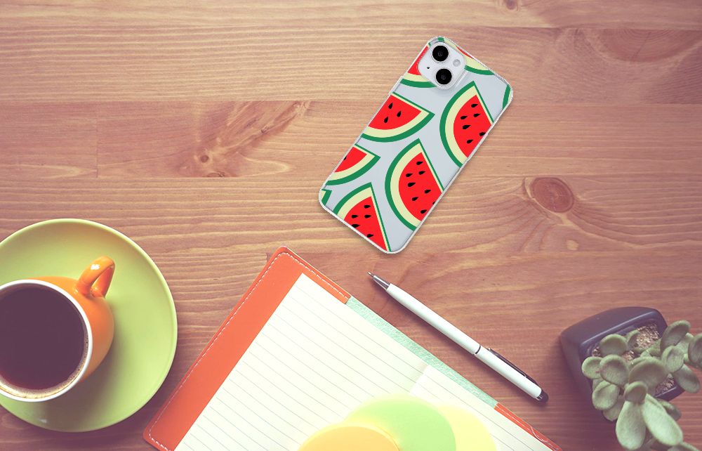 iPhone 15 Plus Siliconen Case Watermelons design met schattige watermeloenen 🍉 op een houten tafel.