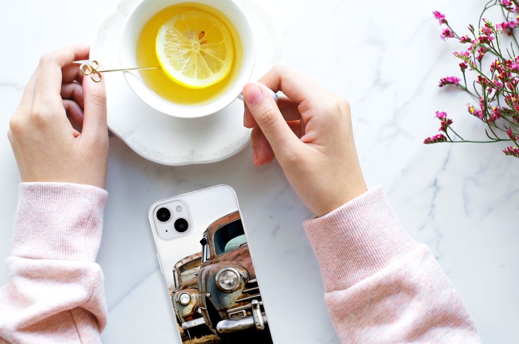 iPhone 15 Plus Siliconen Hoesje met foto Vintage Auto naast een kopje thee met citroen 🍋.