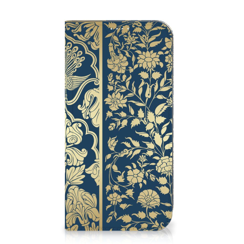 iPhone 15 Plus Smart Cover Beige Flowers met een elegant bloemenontwerp op een donkerblauwe achtergrond 🌼.