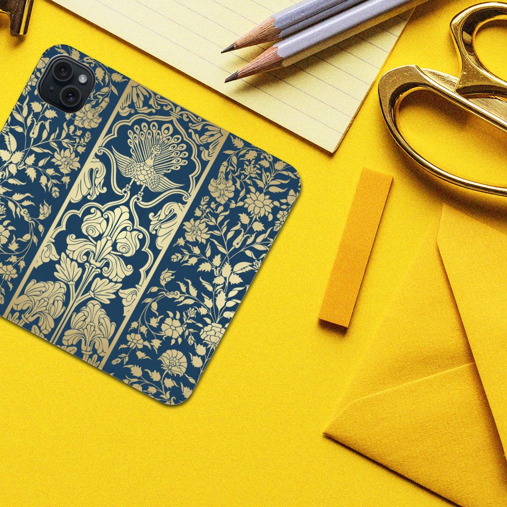 iPhone 15 Plus Smart Cover Beige Flowers met elegant blauw en gouden bloemenpatroon 🌼.