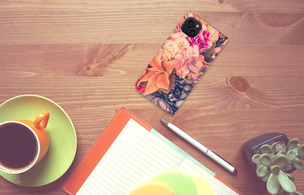 iPhone 15 Plus Smart Cover Bosje Bloemen bovenaanzicht smartphone bloemen houten tafel