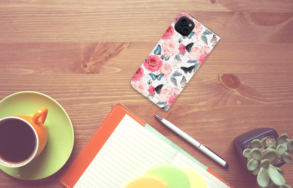 iPhone 15 Plus Smart Cover Butterfly Roses met bloemen en vlinders op een houten tafel.