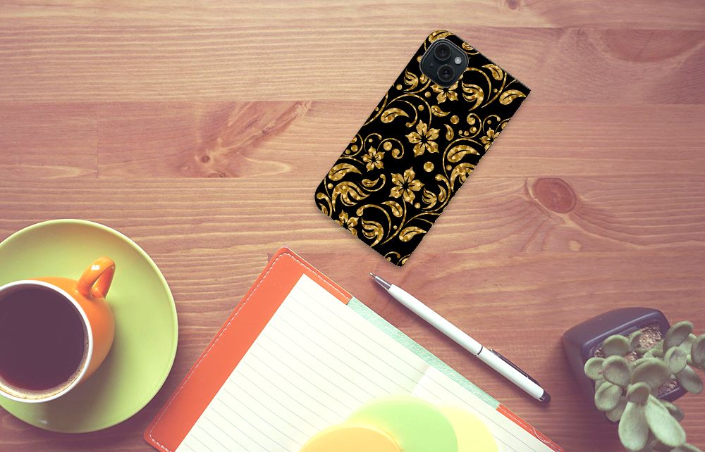 iPhone 15 Plus Smart Cover Gouden Bloemen op een bureau met een kopje koffie en notieboek.