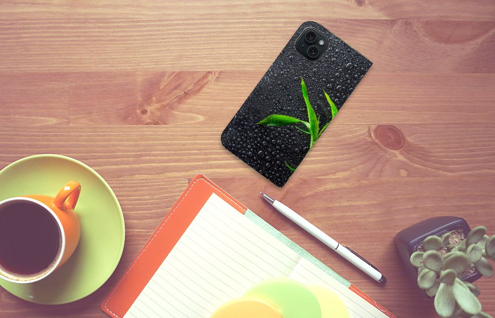 iPhone 15 Plus Smart Cover Orchidee op een bureau met een mok koffie en notitieboekje.
