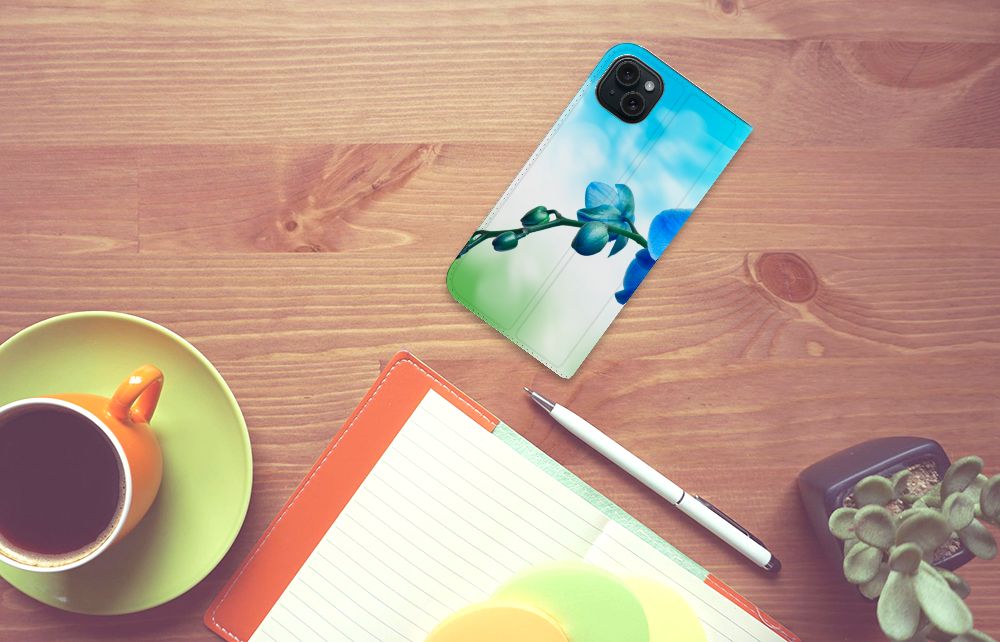 iPhone 15 Plus Smart Cover Orchidee Blauw - Cadeau voor je Moeder met orchideeën op een bureau