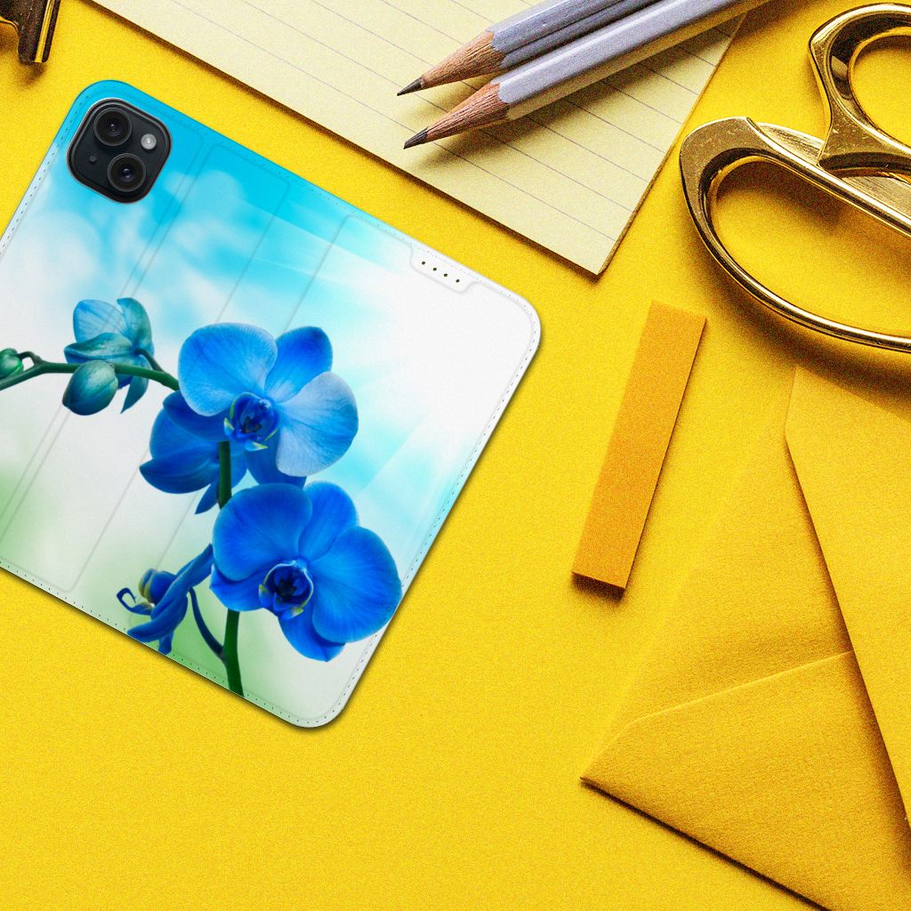 iPhone 15 Plus Smart Cover Orchidee Blauw - Cadeau voor je Moeder met blauwe orchideeën op een gele achtergrond 🌺.