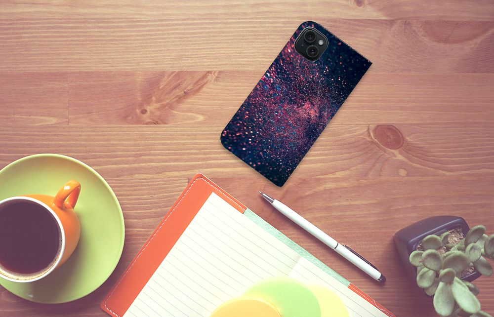 iPhone 15 Plus Stand Case Stars met kunstzinnig design en ruimte thema op een tafel met een kop koffie ☕.