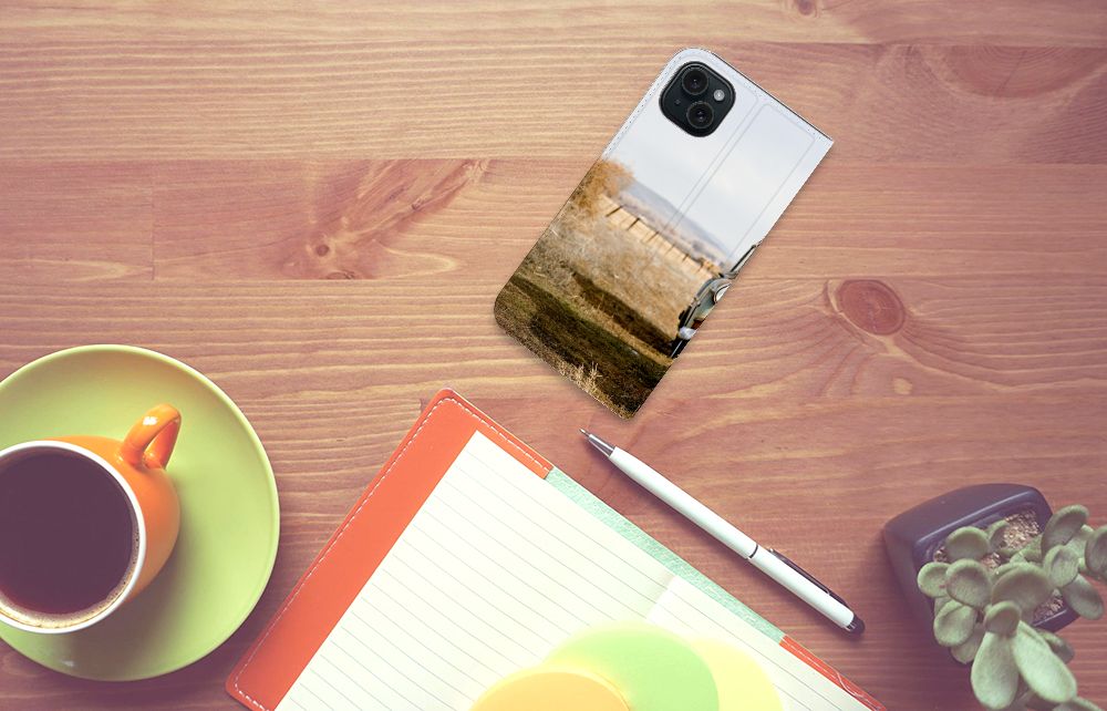 iPhone 15 Plus Stand Case Vintage Auto op een bureau met koffie en notitieboekje, retro design met vintage auto 🚗