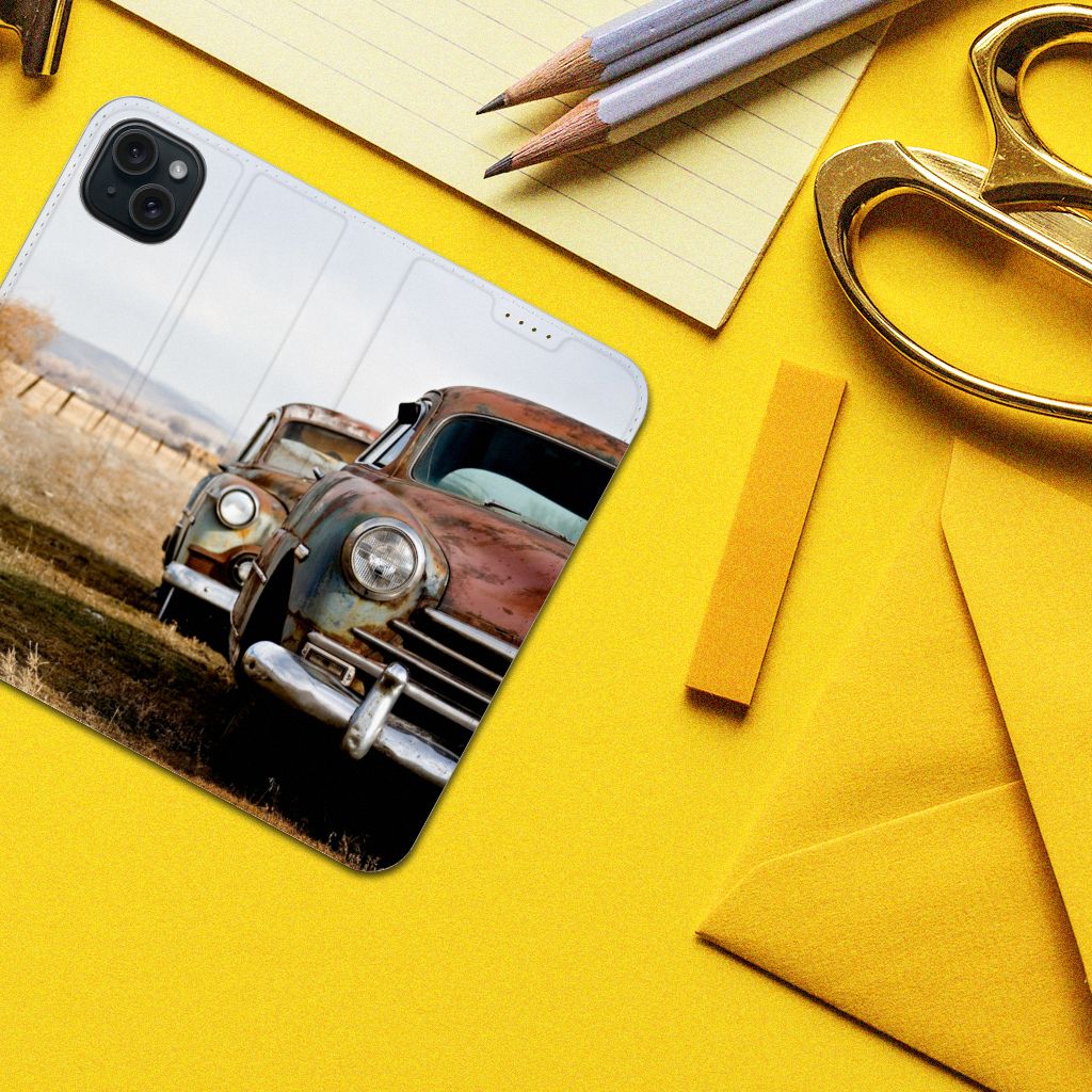 iPhone 15 Plus Stand Case Vintage Auto met vintage auto's op een retro achtergrond uitgestald op een bureau.