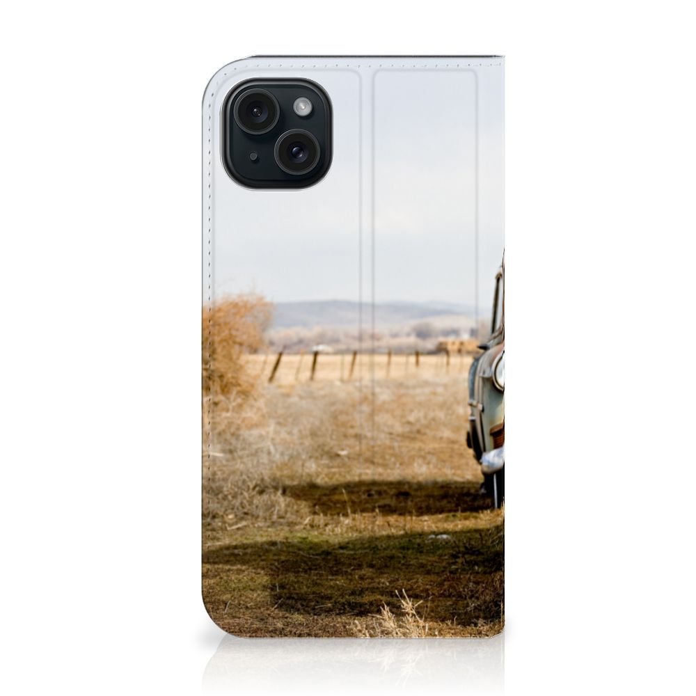 iPhone 15 Plus Stand Case Vintage Auto met retro vintage auto op een landelijke achtergrond.