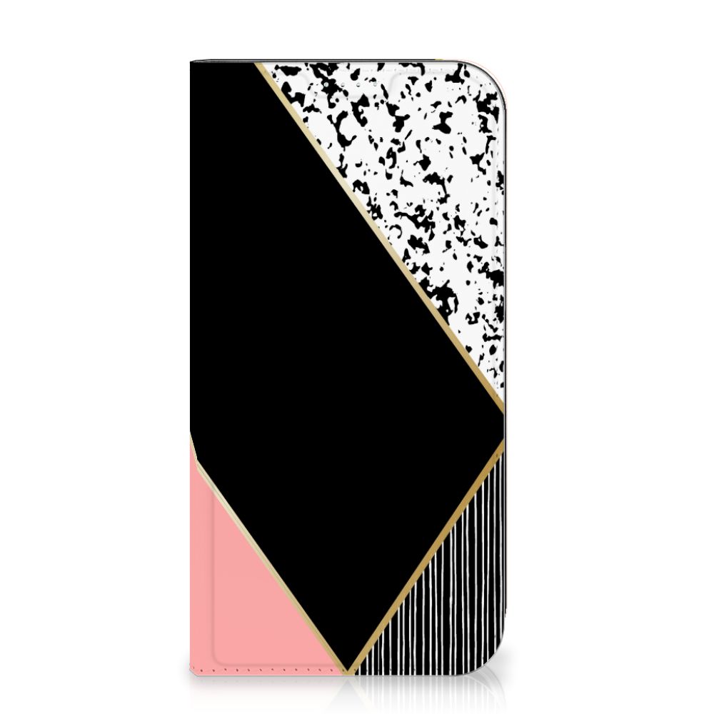iPhone 15 Plus Stand Case Zwart Roze Vormen met zwart, roze en witte geometrische patronen en goudkleurige details.
