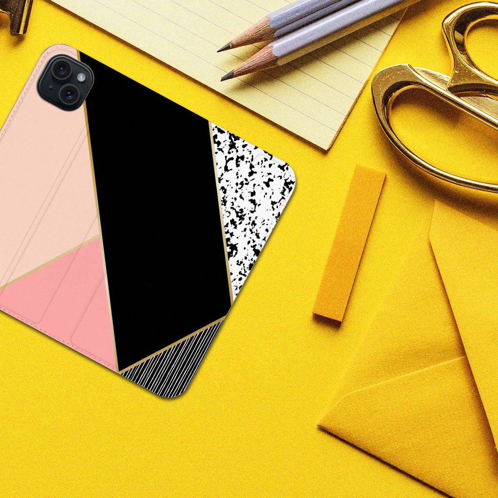 iPhone 15 Plus Stand Case Zwart Roze Vormen met geometrische vormen en kleuren op een gele achtergrond.