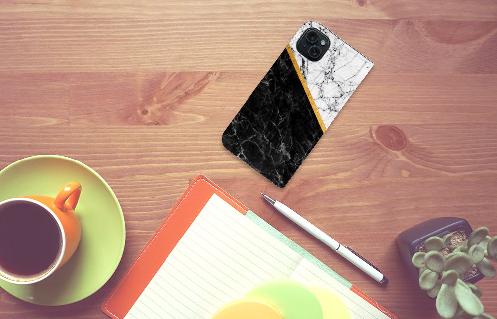 iPhone 15 Plus Standcase Marmer Wit Zwart - Origineel Cadeau Man met elegant zwart-wit marmerdesign op bureau.