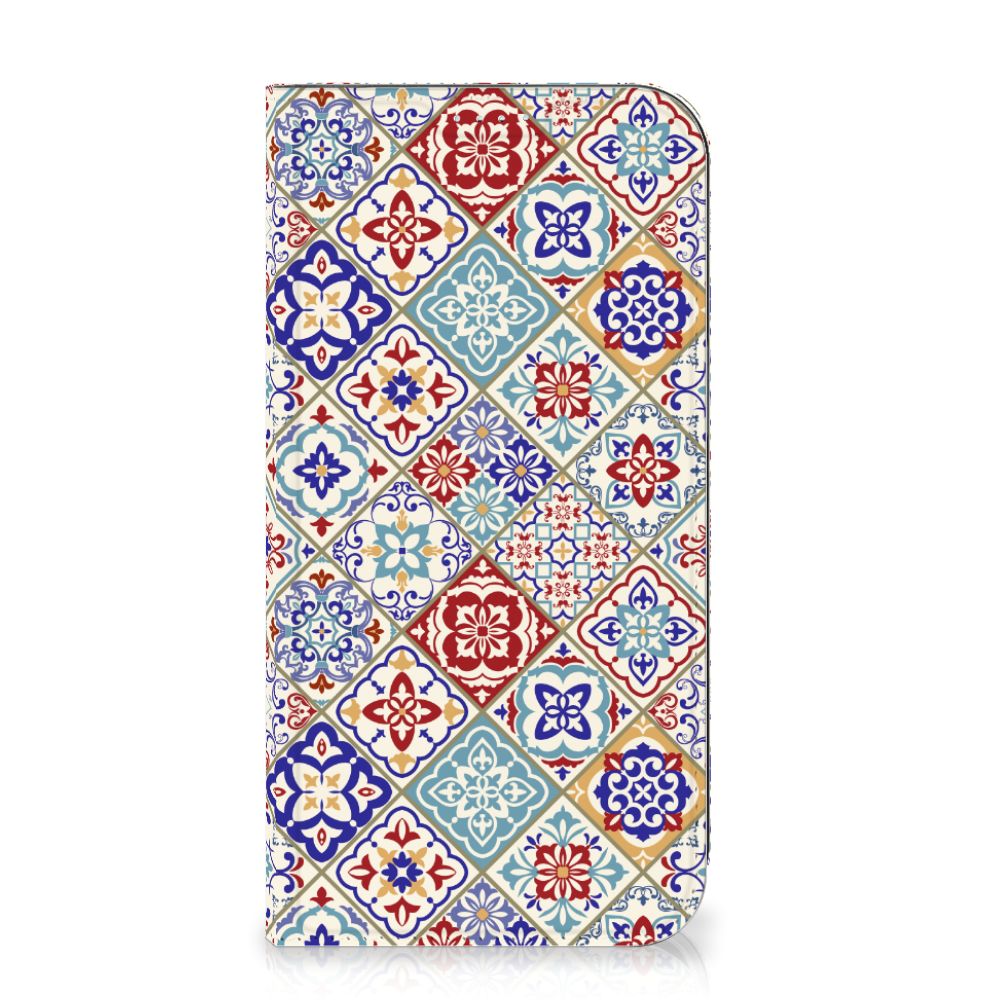 iPhone 15 Plus Standcase Tiles Color met een prachtig tegelontwerp in blauwe, rode en witte kleuren.
