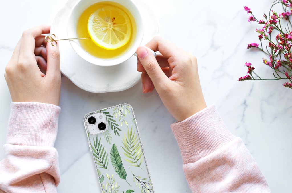 iPhone 15 Plus TPU Case Leaves met groen bladeren, terwijl iemand thee drinkt met citroen 🍋.