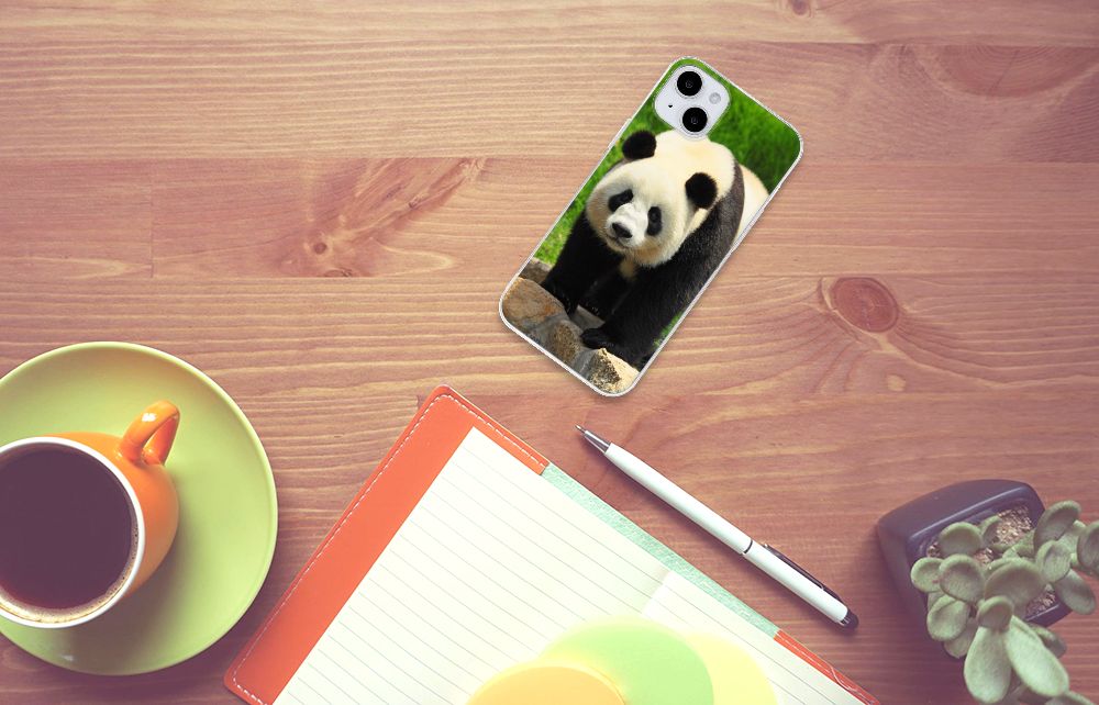 iPhone 15 Plus TPU Hoesje Panda met afbeelding van een panda op een houten tafel met een kopje koffie ☕.