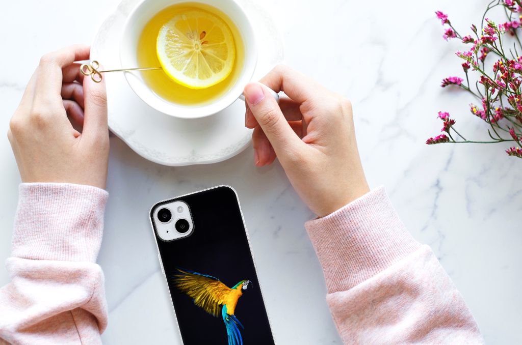 iPhone 15 Plus TPU Hoesje Papegaai met een kleurrijke papegaai tegen een zwarte achtergrond, perfect voor bescherming.