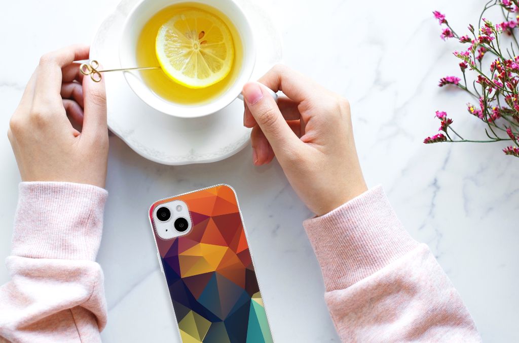iPhone 15 Plus TPU Hoesje Polygon Color op een tafel met een kopje theewater met citroen.