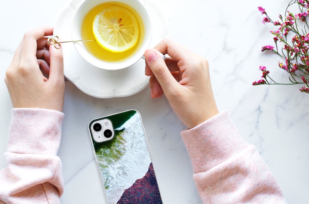 iPhone 15 Plus TPU Hoesje Sea in Space met hand die citroen thee vasthoudt 🍋