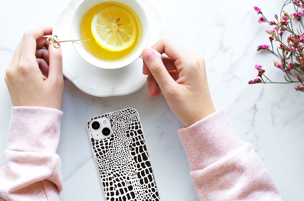 iPhone 15 Plus TPU Hoesje Slangenprint op een tafel met een kopje thee ☕ en bloemen.