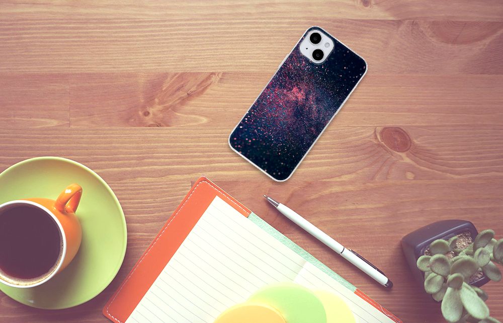 iPhone 15 Plus TPU Hoesje Stars met een kunstzinnig sterrenontwerp op een houten tafel 📱🌌