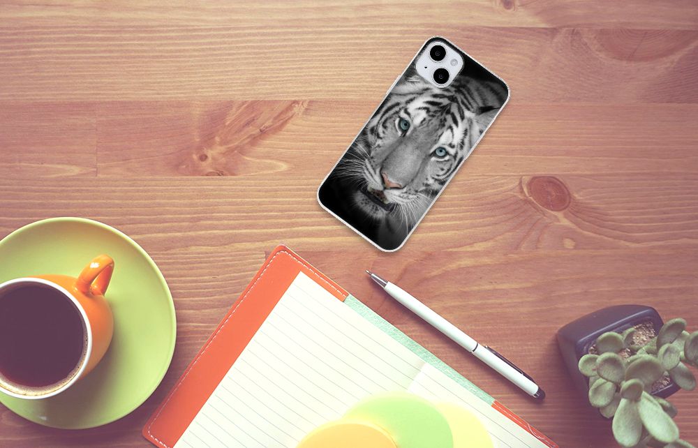 iPhone 15 Plus TPU Hoesje Tijger met een prachtige afbeelding van een witte tijger op een bureau.