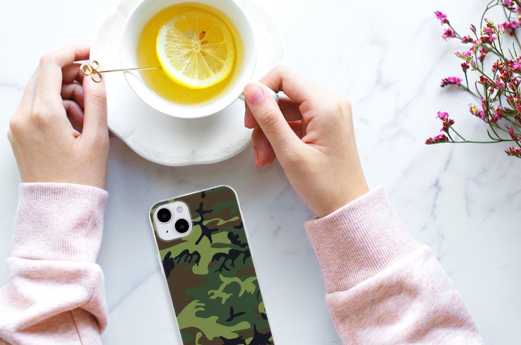 iPhone 15 Plus TPU bumper Army Dark met camouflage ontwerp naast een kopje thee met citroen 🍋.