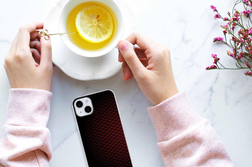 iPhone 15 Plus TPU bumper Geruit Rood met een hand die een kopje thee vasthoudt