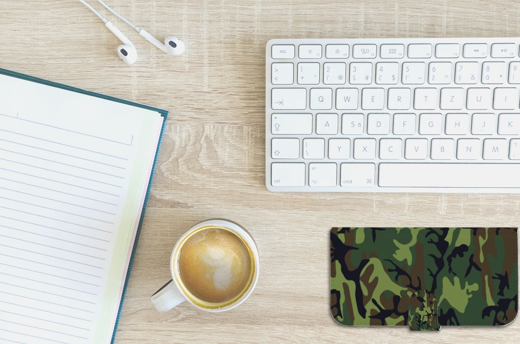 iPhone 15 Plus Telefoon Hoesje Army Dark met camouflage print op bureau naast koffie en notitieboek