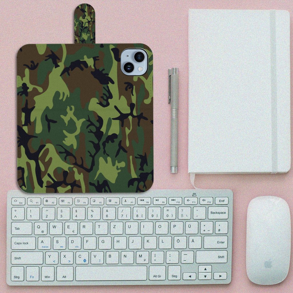 iPhone 15 Plus Telefoon Hoesje Army Dark met camouflageprint op een bureau naast een toetsenbord en muis