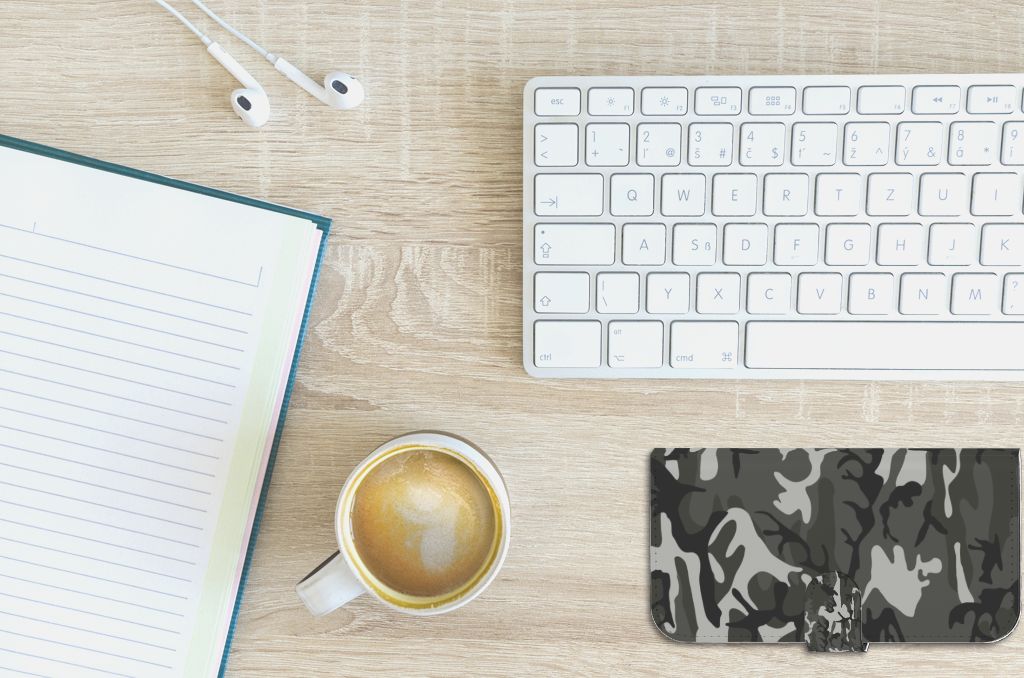 iPhone 15 Plus Telefoon Hoesje Army Light op bureau met koffie en toetsenbord