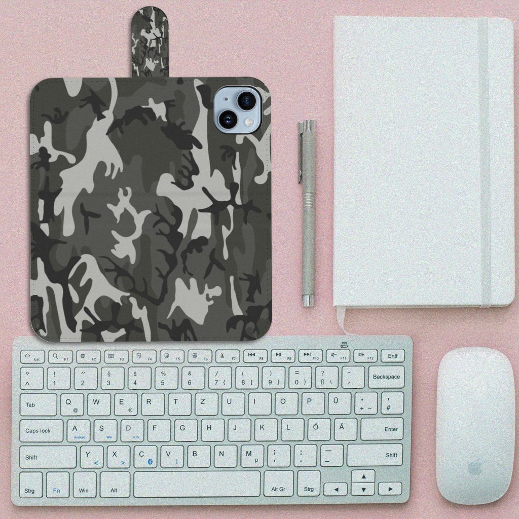 iPhone 15 Plus Telefoon Hoesje Army Light met camouflageprint op bureau met toetsenbord en notitieboek.