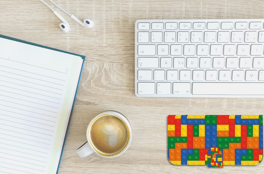 iPhone 15 Plus Telefoon Hoesje Blokken met kleurrijk blokken design op bureau naast koffie en notitieboekje