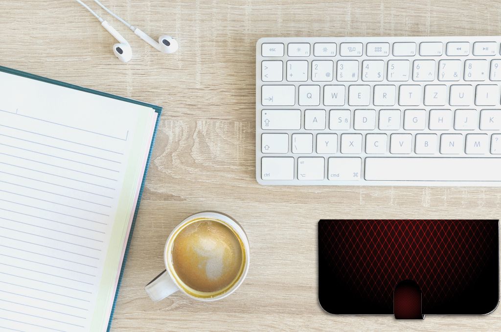 iPhone 15 Plus Telefoon Hoesje Geruit Rood op bureau met koffie en notitieboek.