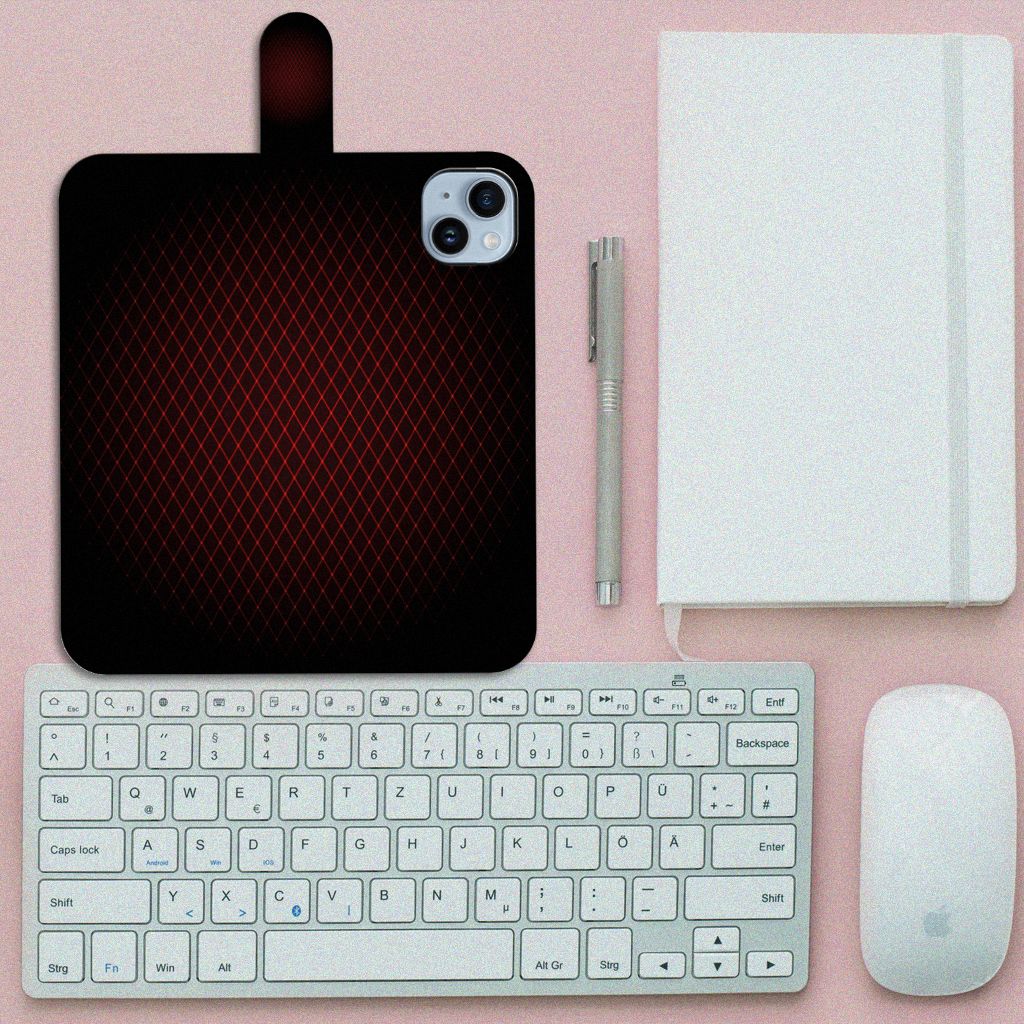 iPhone 15 Plus Telefoon Hoesje Geruit Rood op een bureau met toetsenbord en notitieboek.