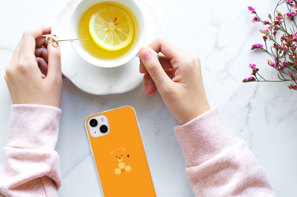 iPhone 15 Plus Telefoonhoesje met Naam Baby Beer, schattige teddybeer op oranje achtergrond met een kopje thee 🍋.