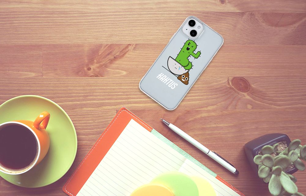iPhone 15 Plus Telefoonhoesje met Naam Cactus Poo op een bureau met een kopje koffie en een notitieboek.