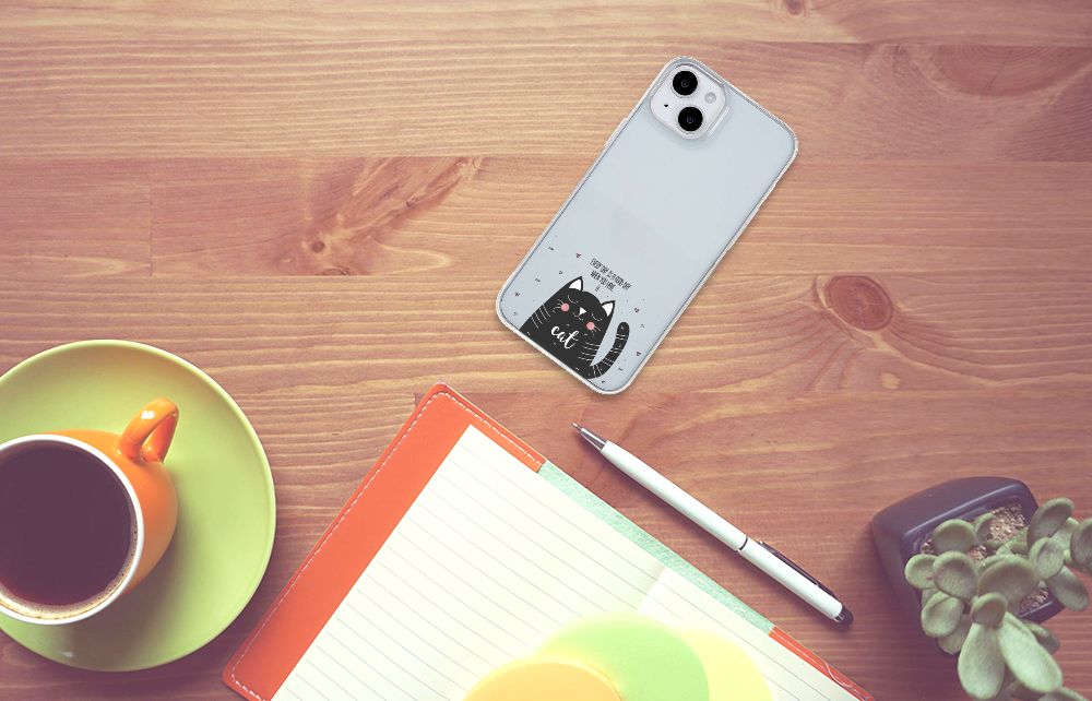 iPhone 15 Plus Telefoonhoesje met Naam Cat Good Day op houten tafel met koffie en notitieboek.