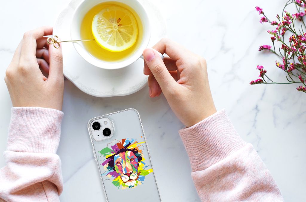 iPhone 15 Plus Telefoonhoesje met Naam Lion Color met kleurrijk lion design en een theekopje met citroen.