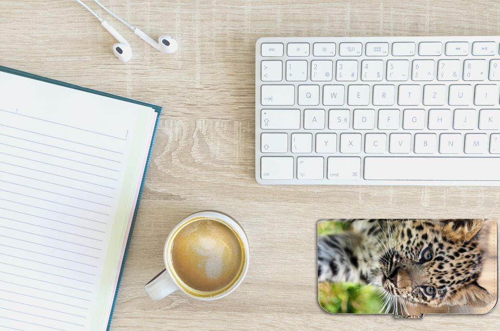 iPhone 15 Plus Telefoonhoesje met Pasjes Baby Luipaard op bureau met toetsenbord en kop koffie.