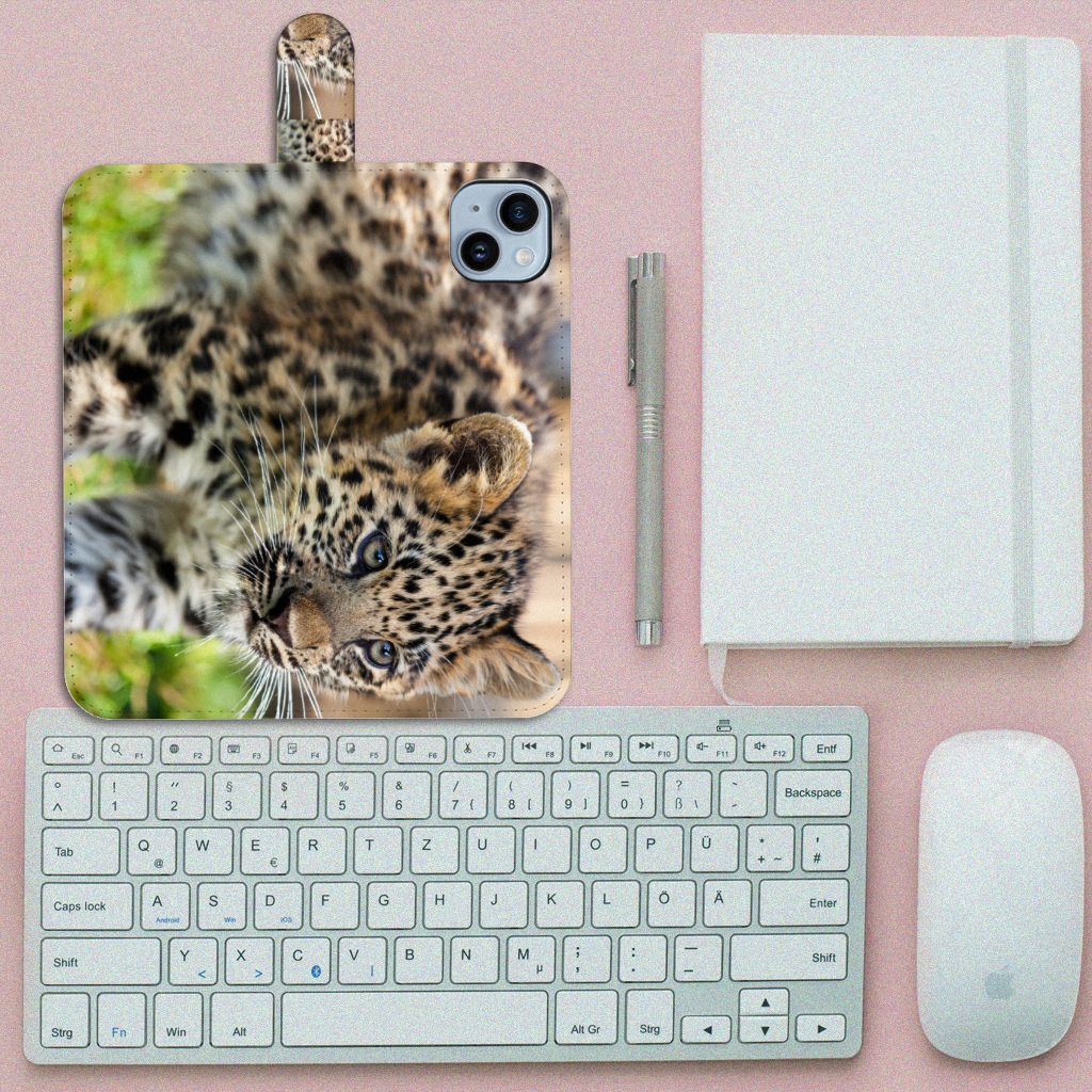 iPhone 15 Plus Telefoonhoesje met Pasjes Baby Luipaard op bureau met toetsenbord en notitieboekje