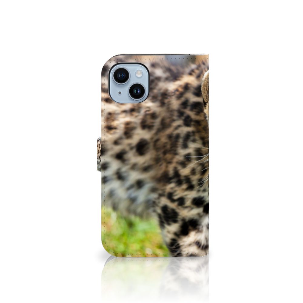 iPhone 15 Plus Telefoonhoesje met Pasjes Baby Luipaard - schattige welp met speelse stippen 🐆