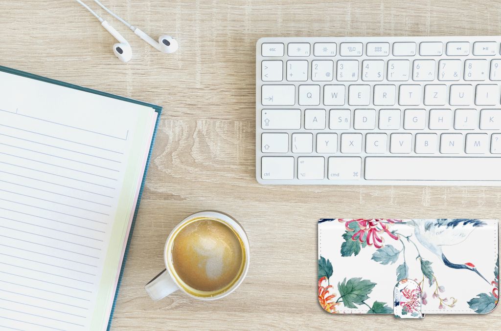 iPhone 15 Plus Telefoonhoesje met Pasjes Bird Flowers op een bureau met koffie en notitieboek.