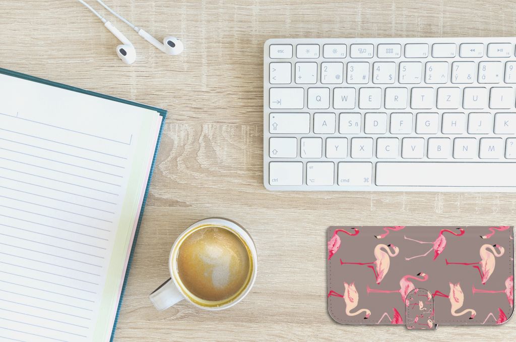 iPhone 15 Plus Telefoonhoesje met Pasjes Flamingo op een bureau met koffie en notitieboekje