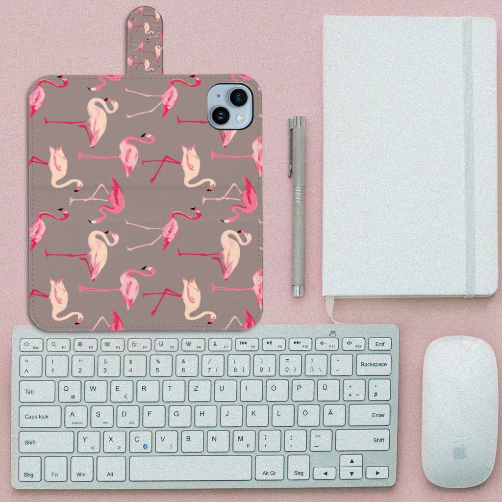 iPhone 15 Plus Telefoonhoesje met Pasjes Flamingo op een bureautafel met toetsenbord en notitieboekje